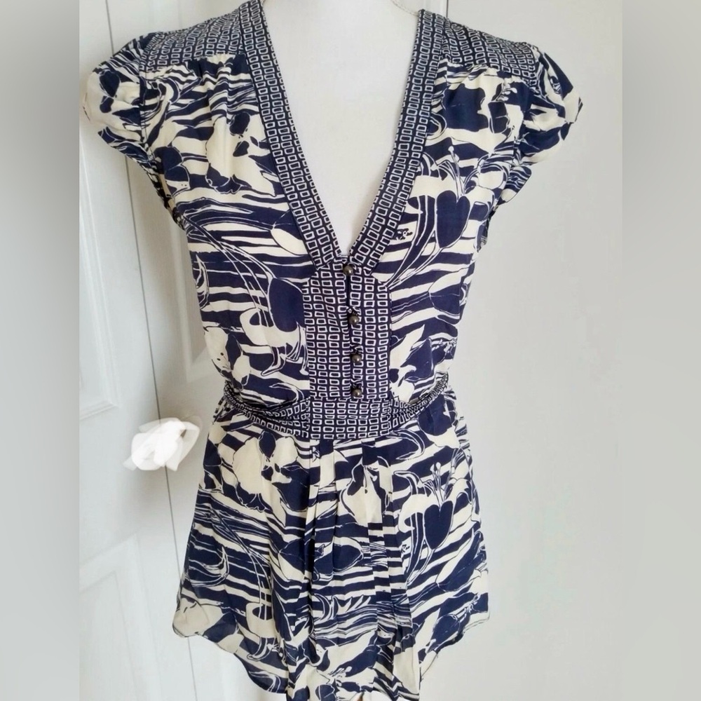 Anthropologie Porridge, 100% silk blouse in a navy and white. Women’s Size: 6